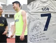 孙兴慜（Heung-Min Son） 向教练吉安·皮耶罗·文特罗内致敬。