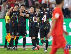 图集｜世界杯足球预选赛国足0-3不敌韩国，球员赛后谢场