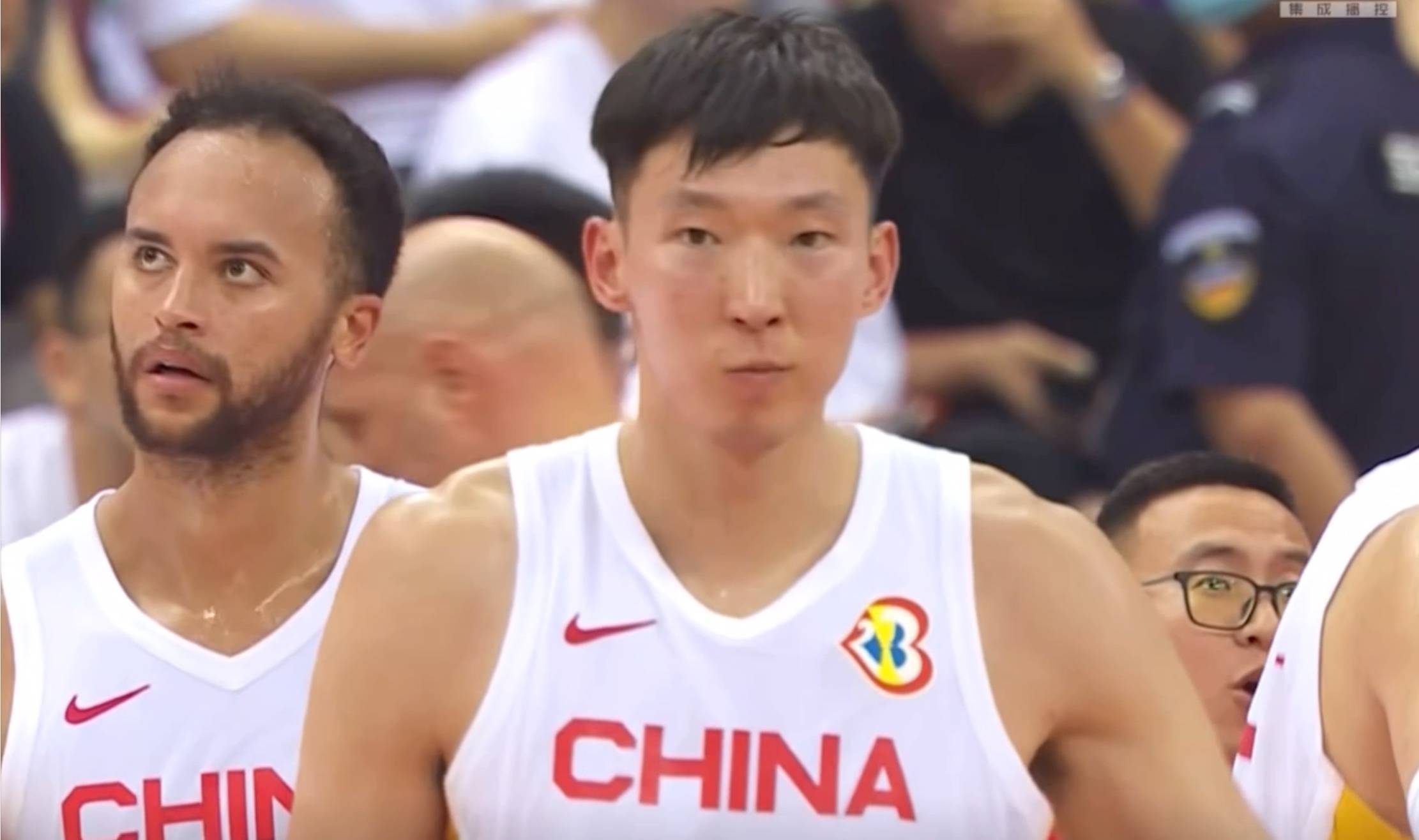 NBA后卫传给NBA锋线，中国男篮怎么防？镜头马上给到姚明与杜锋