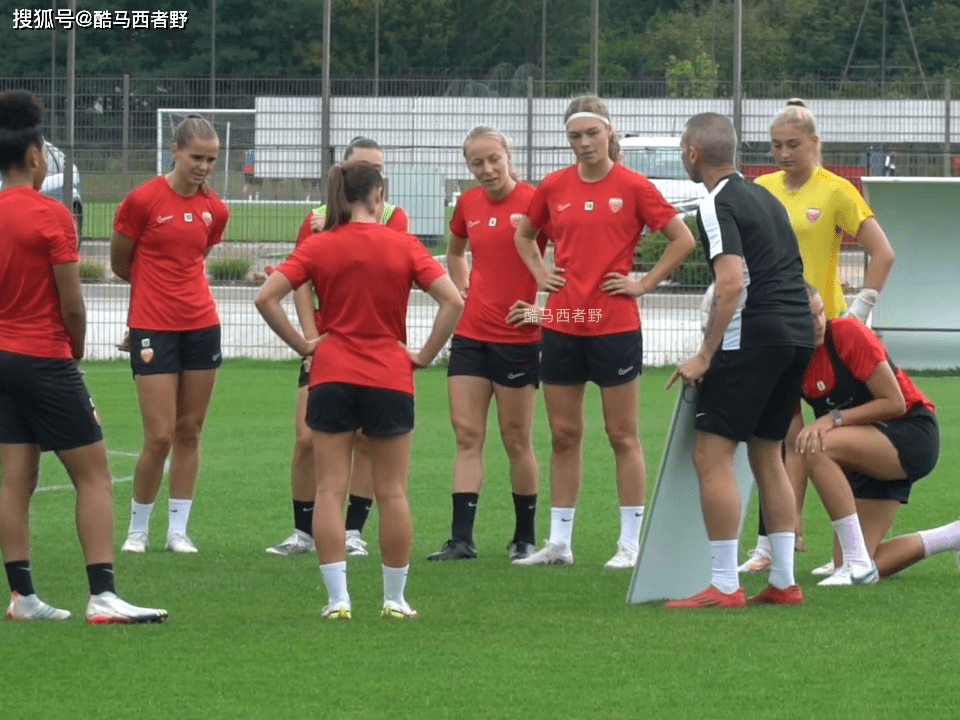 Ligue 1第戎女足的一堂训练课，发现语言是个障碍
