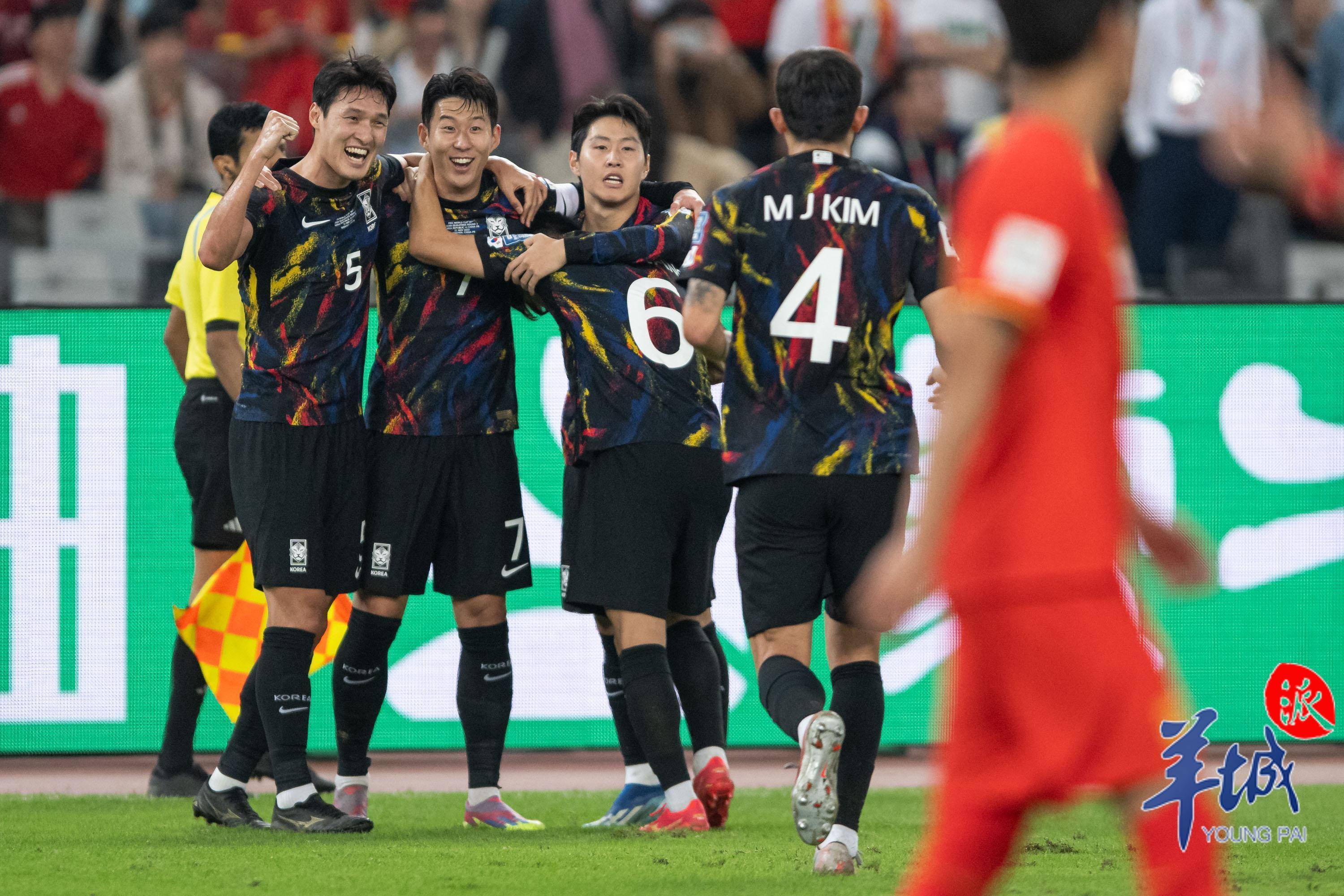 图集｜世界杯足球预选赛国足0-3不敌韩国，球员赛后谢场