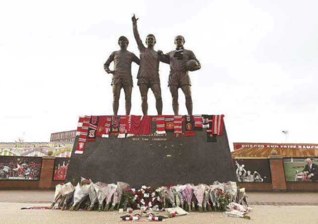 曼彻斯特联球迷深情告别传奇博比·查尔顿爵士-献花与哀悼信的深切敬意-九球体育