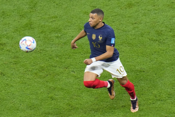 法国甲级联赛震撼战：姆巴佩帽子戏法引发球场失落，兰斯教练表达不满