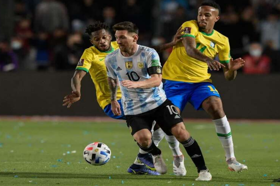 南美世界杯足球预选赛：十人巴西不敌阿根廷，奥塔门迪制胜，连续三场失利