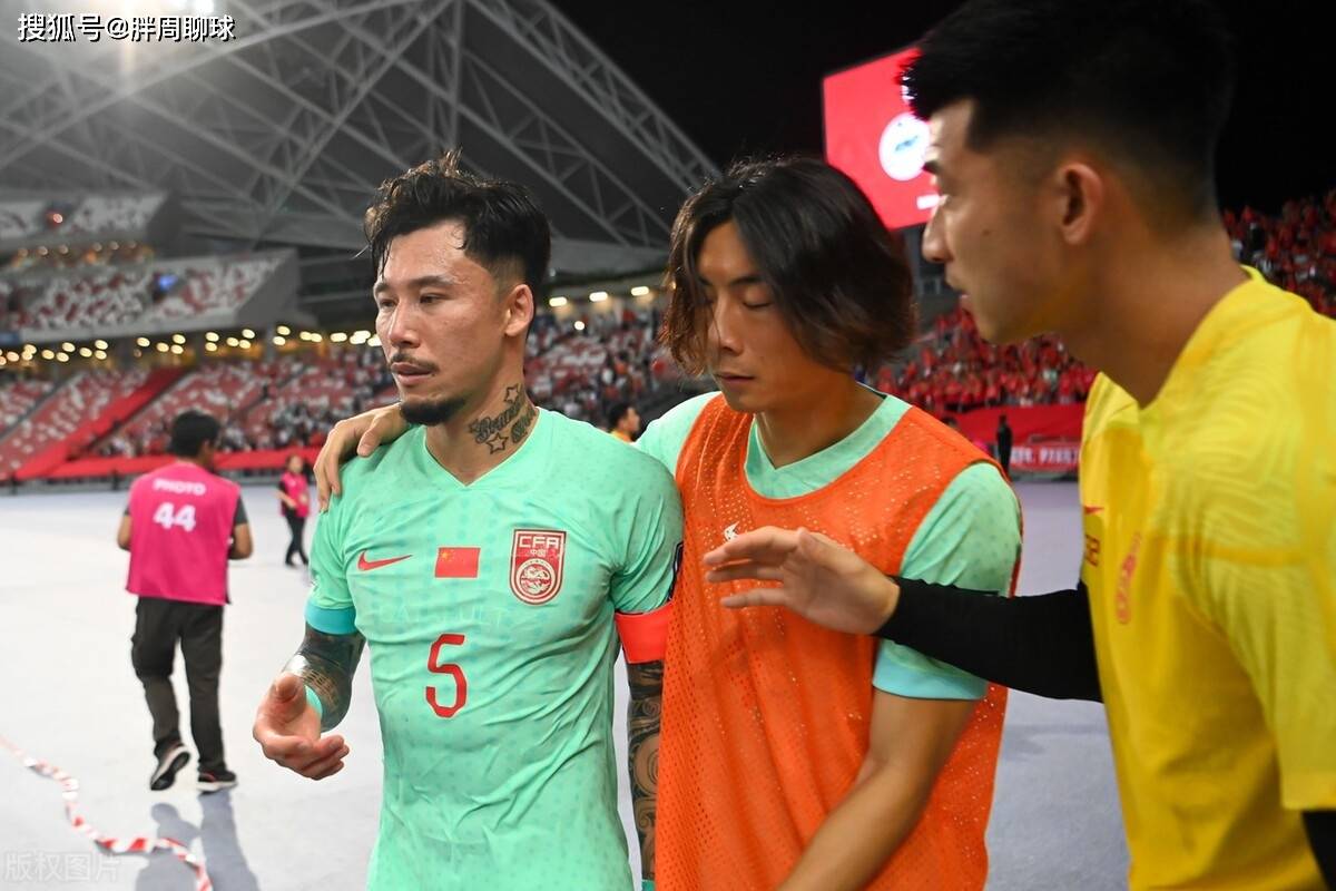 国足2-2新加坡，张琳芃宣布退出国足，妻子凌晨摊牌，伊万定替身