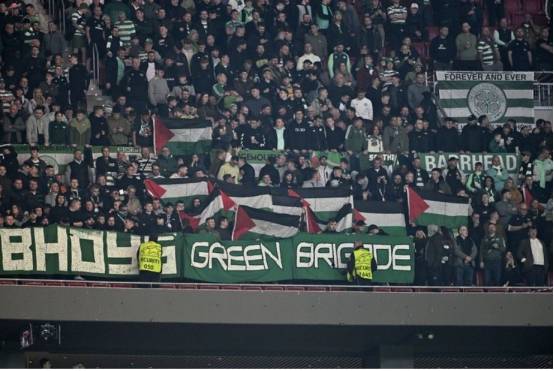 球迷在马德里竞技展示巴勒斯坦的支持